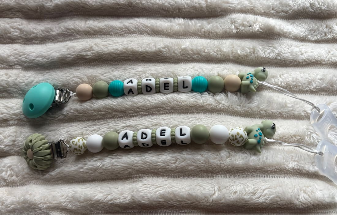 Attaches tétine personnalisées vert et turquoise, prénom Adel